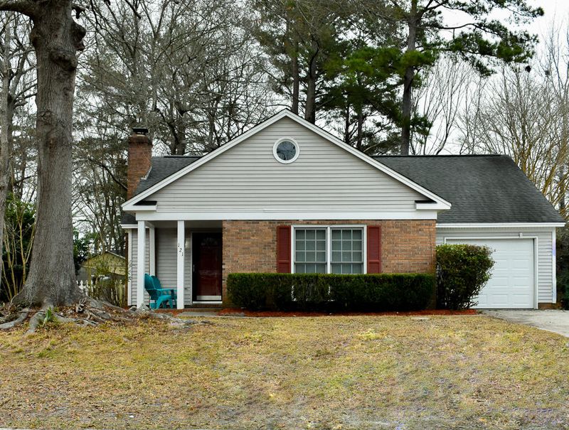121 Towne Square Rd, Summerville, SC 29485