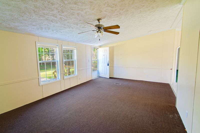 161 Glen St, Summerville, SC 29483