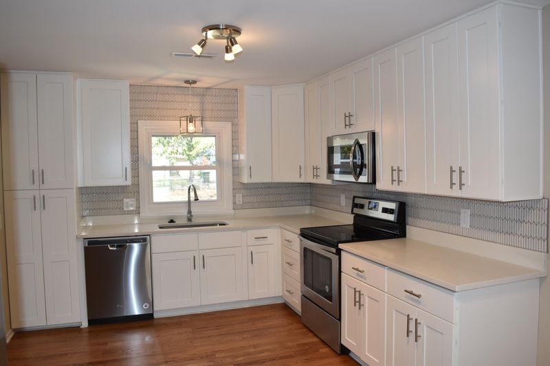 1352 S Sherwood Dr, Charleston, SC 29407