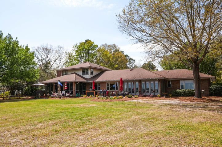 415 Lakenglen Ln, Pinopolis, SC 29469