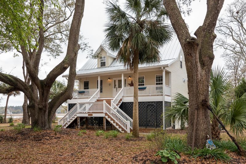 8550 Oyster Factory Rd, Edisto Island, SC 29438