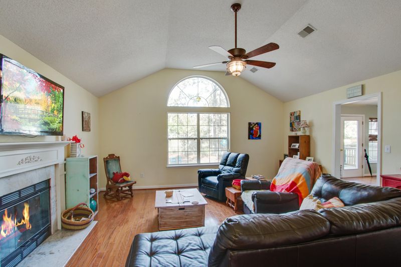 669 Majestic Oak Dr, Charleston, SC 29412