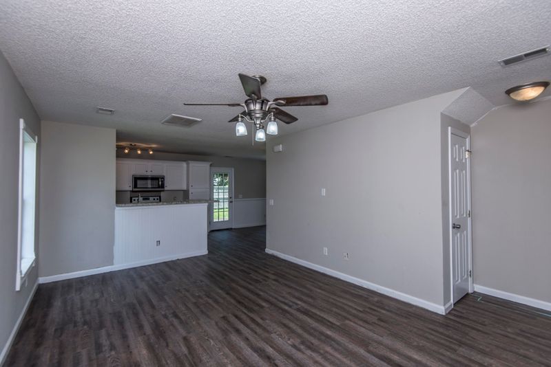 142 Thistle Rd, Goose Creek, SC 29445