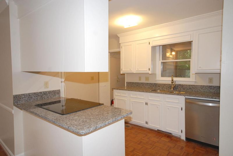 946 Orange Grove Rd, Charleston, SC 29407