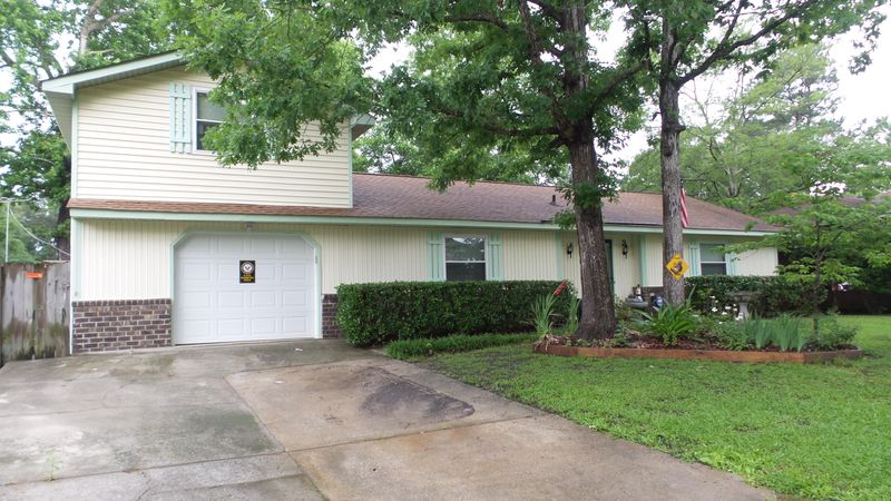 3 Crystal Springs Dr, Goose Creek, SC 29445