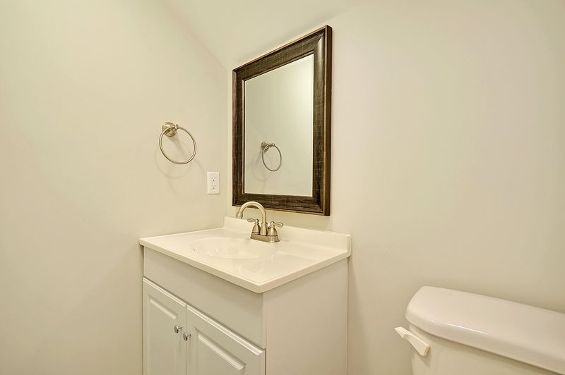 221 Stratford Dr, Summerville, SC 29485