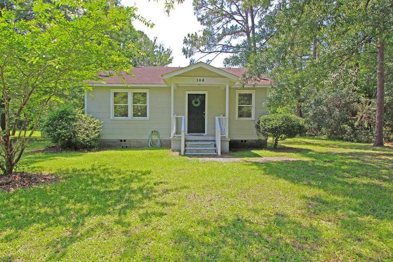 104 Pinewood Dr, Summerville, SC 29483