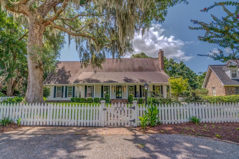 979 Harbortowne Rd, Charleston, SC 29412