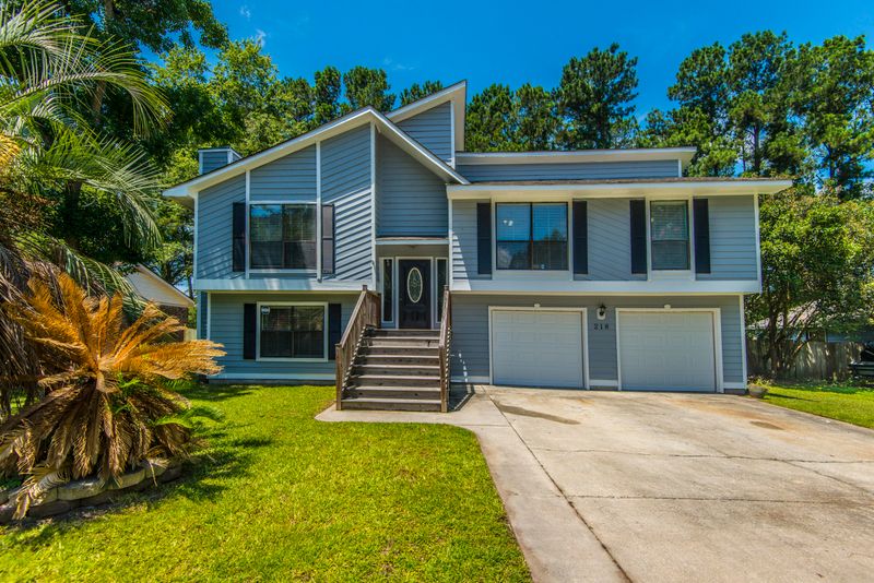 218 Woodward Blvd, Summerville, SC 29483
