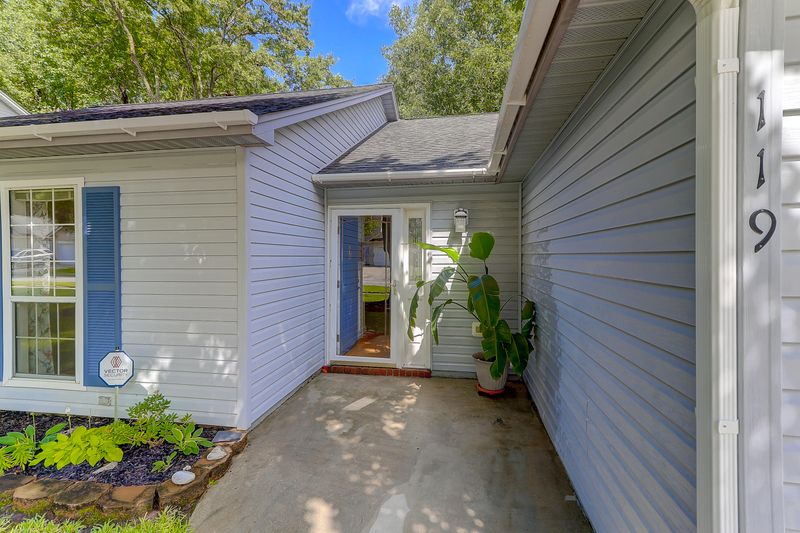119 Lowndes Rd, Goose Creek, SC 29445