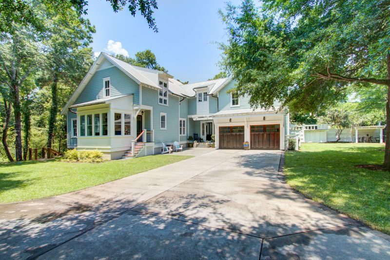 55 Frogmore Rd, Mount Pleasant, SC 29464