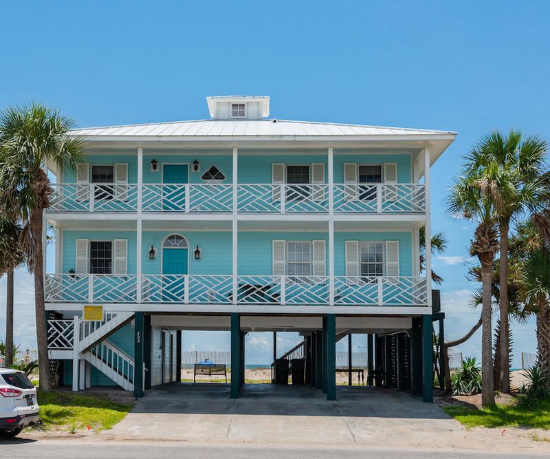 202 Palmetto Blvd, Edisto Island, SC 29438
