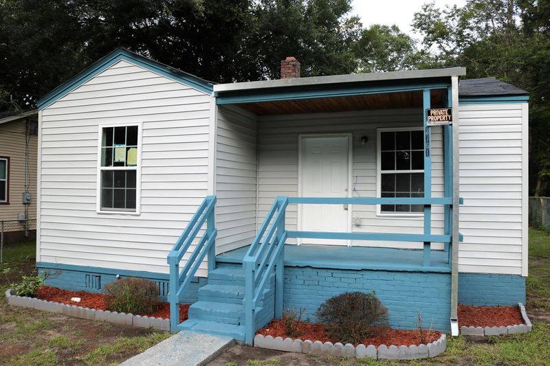 2761 E Surrey Dr, North Charleston, SC 29405