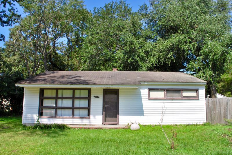 1204 Hawthorne Cir, Hanahan, SC 29410
