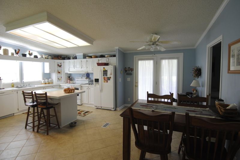 711 Hildebrand Dr, Bonneau, SC 29431