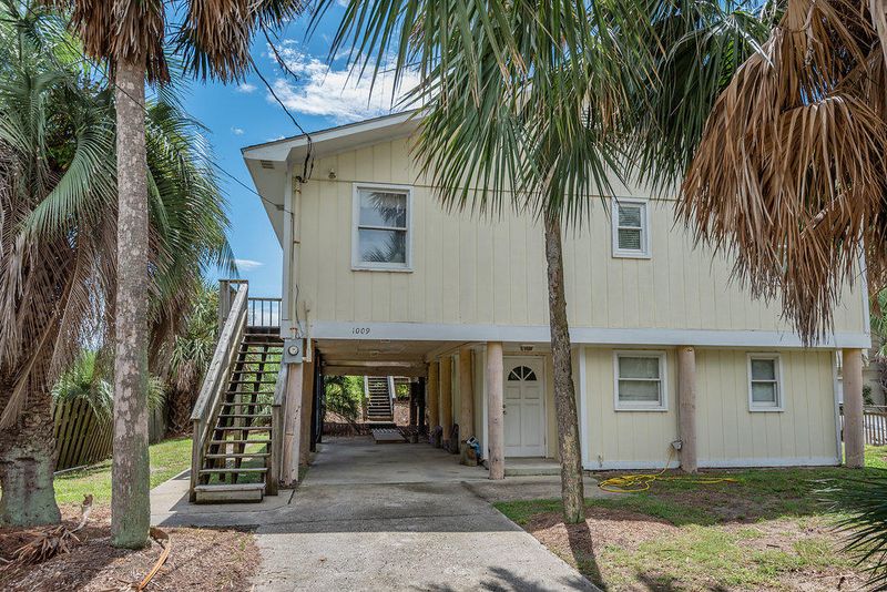 1009 W Ashley Ave, Folly Beach, SC 29439