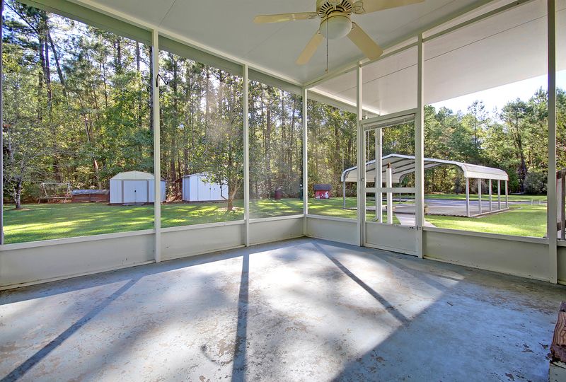 725 Lonesome Ln, Ridgeville, SC 29472