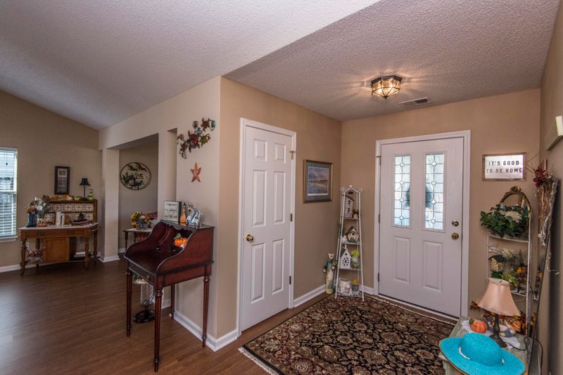 551 Holiday Dr, Summerville, SC 29483