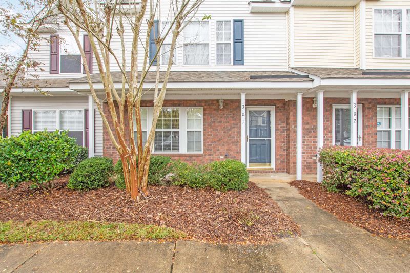 301 Yellow Hawthorn Cir, Summerville, SC 29483