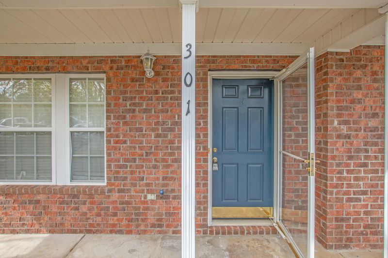 301 Yellow Hawthorn Cir, Summerville, SC 29483
