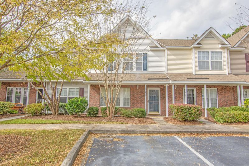 301 Yellow Hawthorn Cir, Summerville, SC 29483