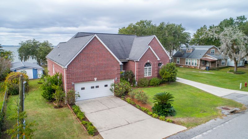 614 Hildebrand Dr, Bonneau, SC 29431