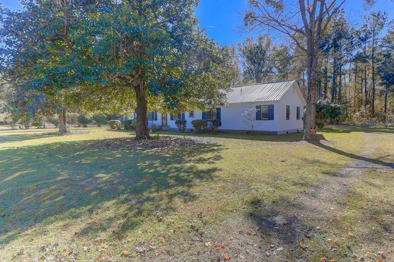 243 Ravenell Dr, Saint Stephen, SC 29479