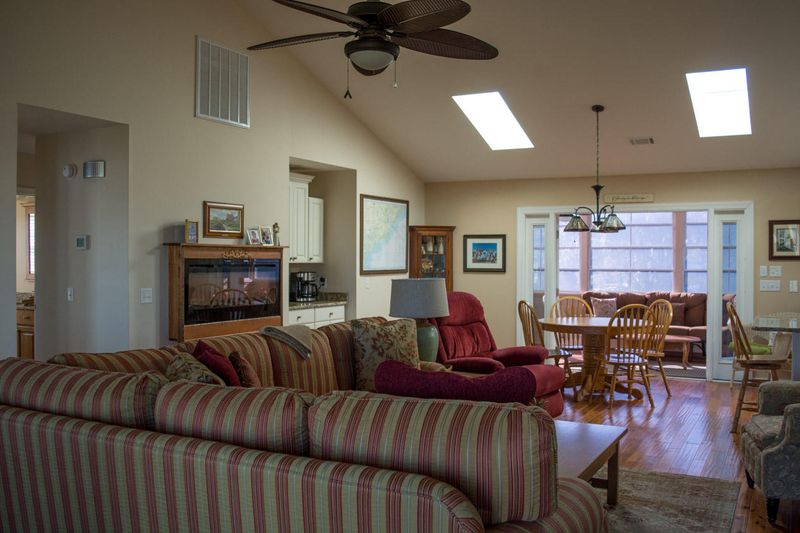21 Battery Park Rd, Edisto Island, SC 29438