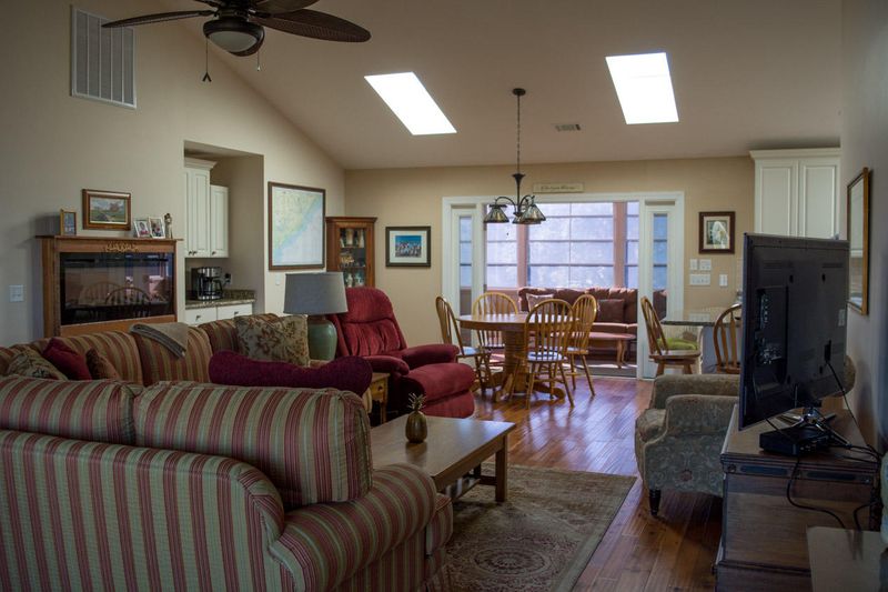 21 Battery Park Rd, Edisto Island, SC 29438