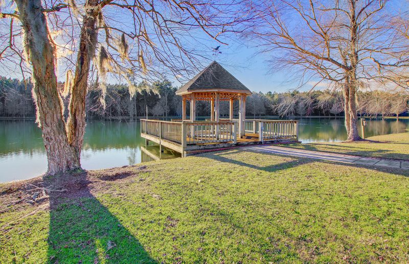 147 Lake Dr, Ridgeville, SC 29472