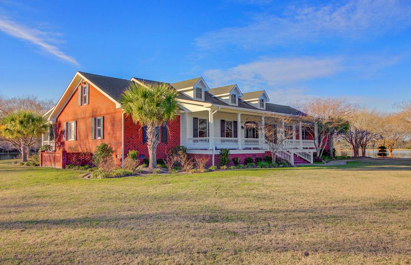 147 Lake Dr, Ridgeville, SC 29472