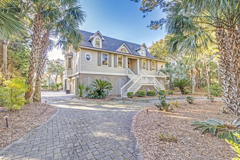 8 Fairway Village Ln, Isle Of Palms, SC 29451
