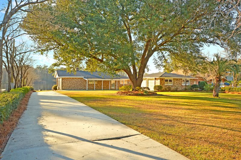 205 Lake Moultrie Dr, Bonneau, SC 29431