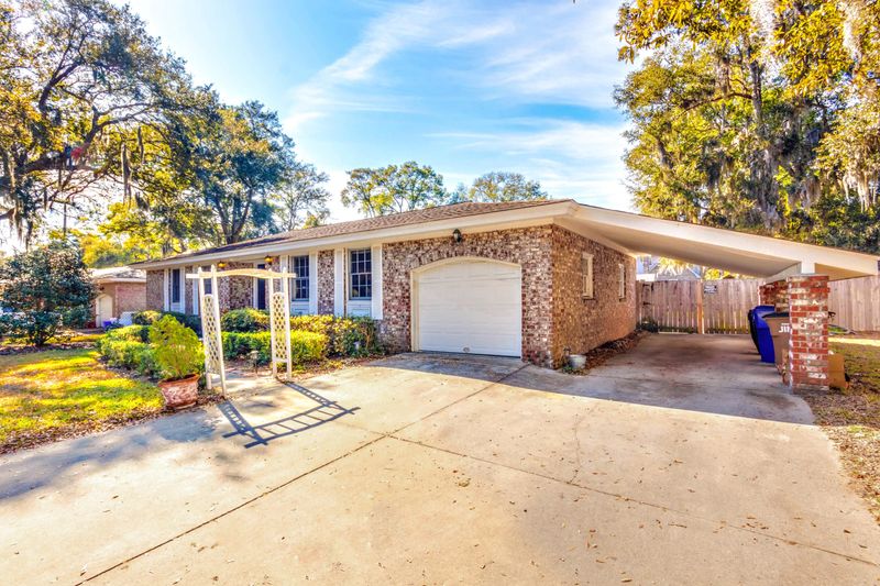 715 Sterling Dr, Charleston, SC 29412