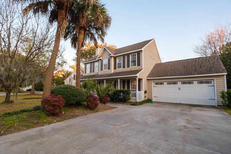 1352 Center Lake Dr, Mount Pleasant, SC 29464