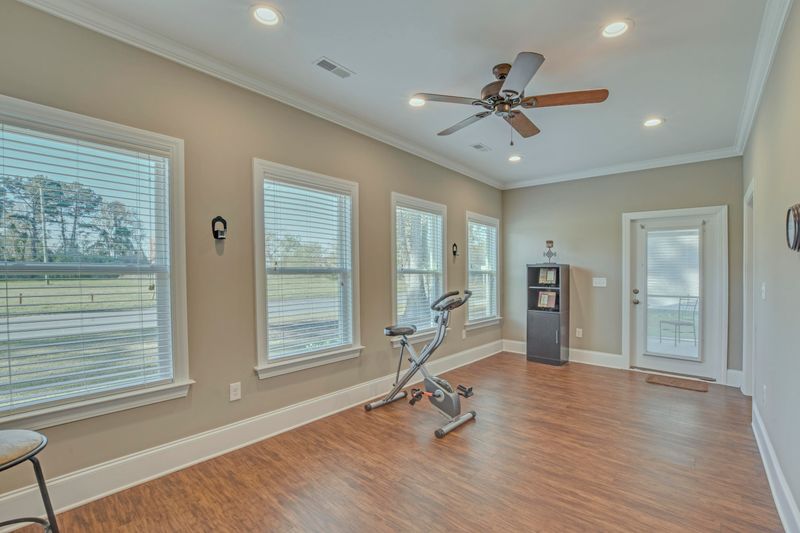 6306 Murray Dr, Hanahan, SC 29410