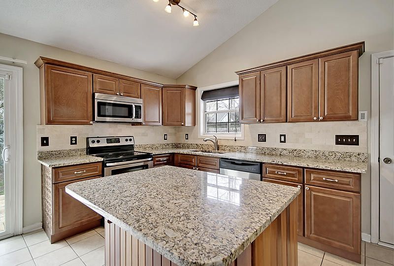 211 Woodland Lakes Rd, Goose Creek, SC 29445