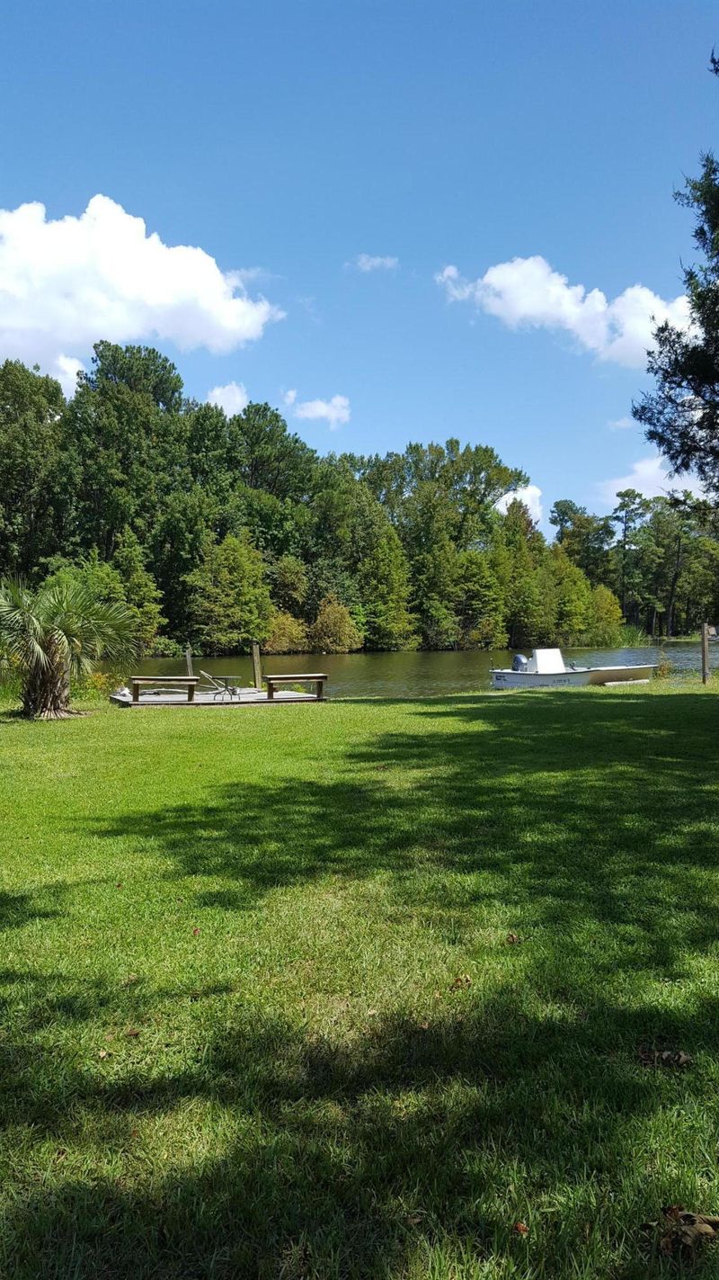 126 Loch Dr, Cross, SC 29436