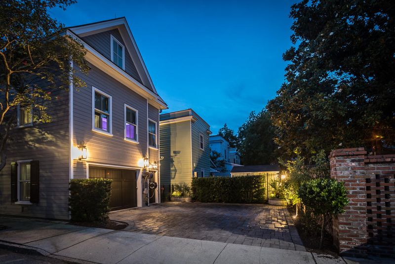 2 Trumbo St, Charleston, SC 29401