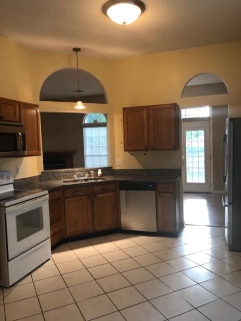 8426 Old Carriage Ct, North Charleston, SC 29420