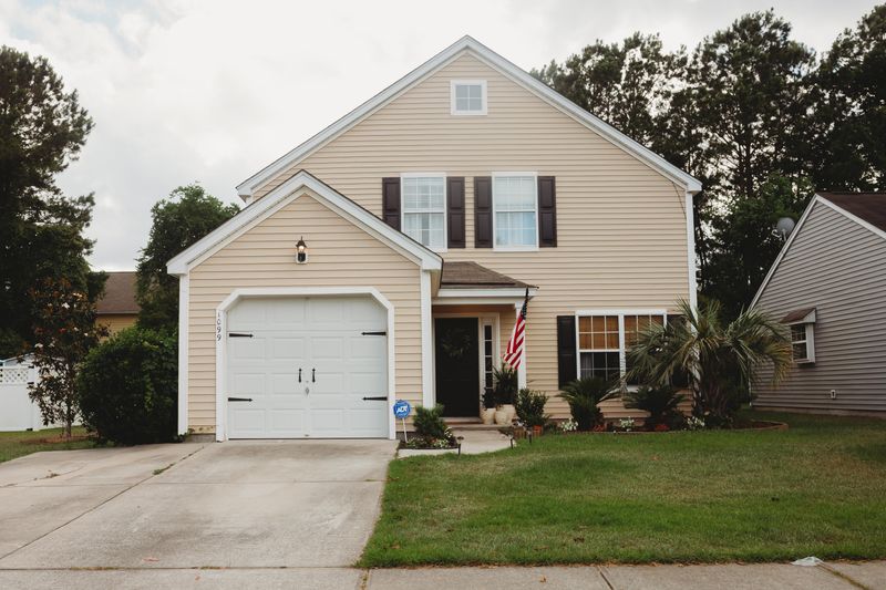 1099 Peninsula Cove Dr, Charleston, SC 29492