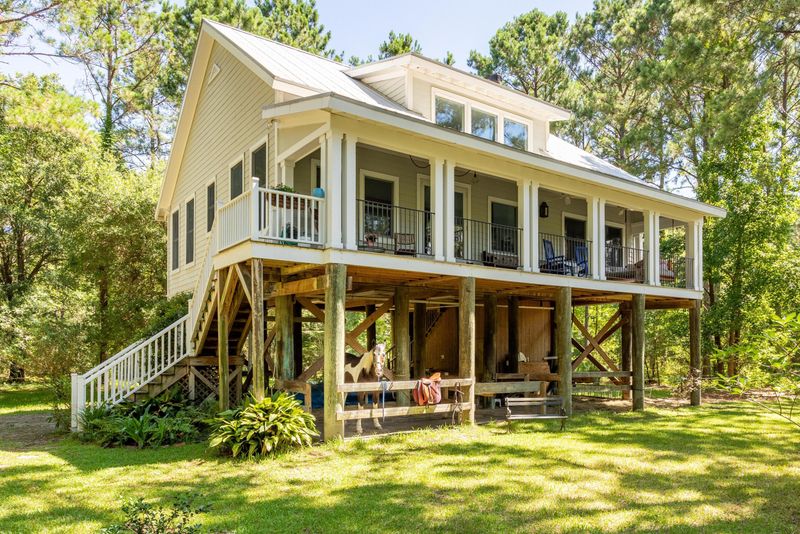 464 Pinckney St, Mcclellanville, SC 29458