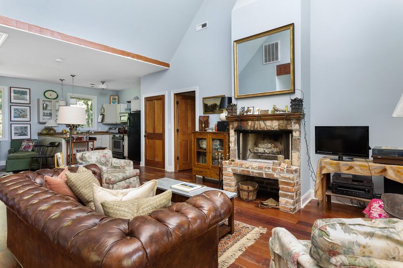 464 Pinckney St, Mcclellanville, SC 29458