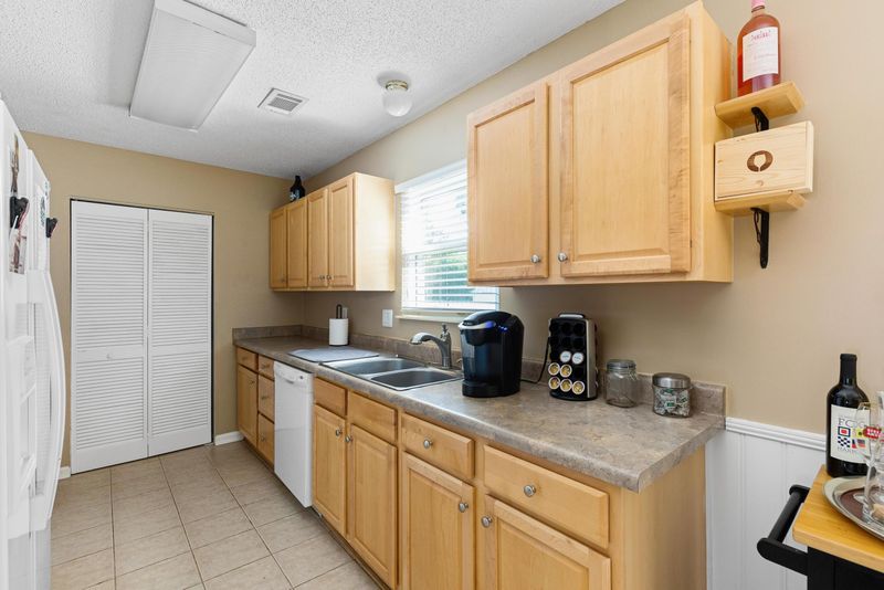 1141 Landsdowne Dr, Charleston, SC 29412