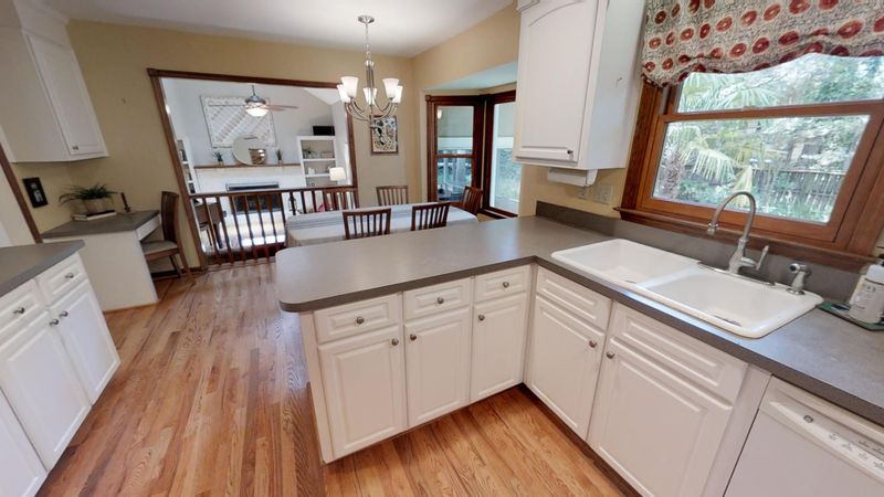 694 Castle Pinckney Dr, Charleston, SC 29412