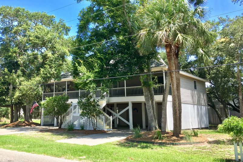 523 Dolphin St, Edisto Island, SC 29438