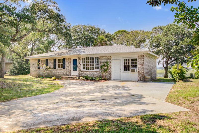 610 E Erie Ave, Folly Beach, SC 29439