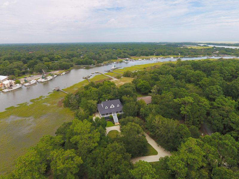 548 Romain Rd, Mcclellanville, SC 29458