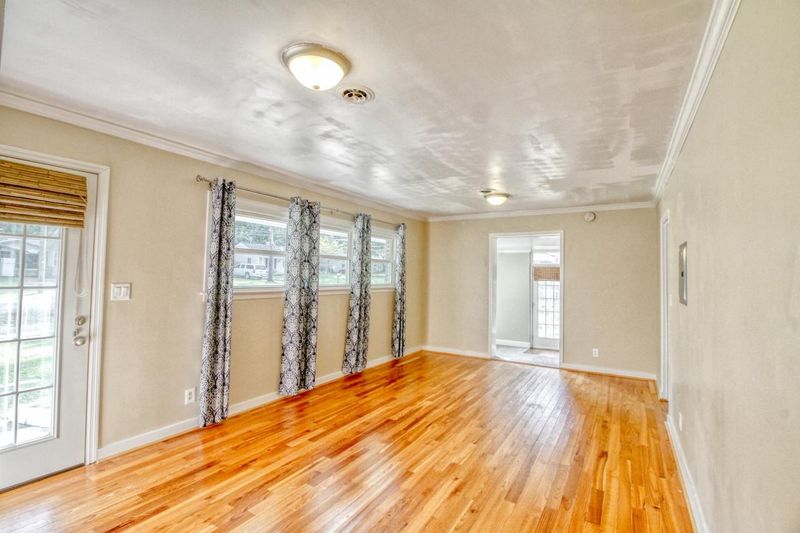 5814 Chaucer Dr, Hanahan, SC 29410