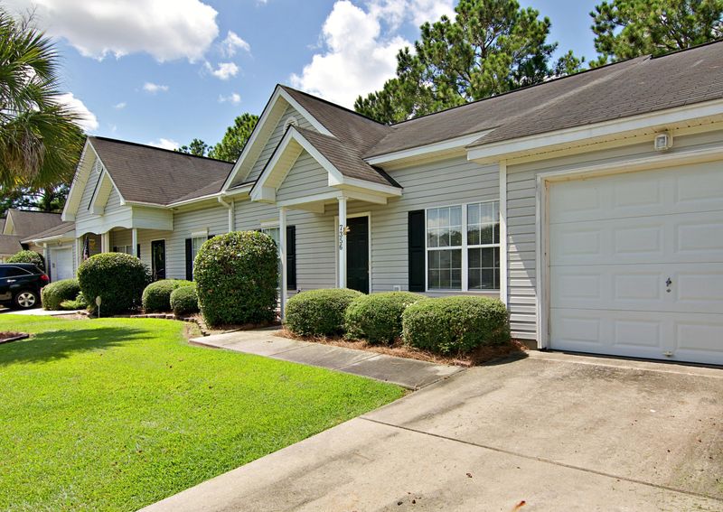 7356 Suncatcher Dr, Hanahan, SC 29410